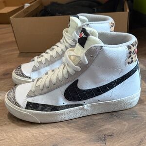 Nike men’s 8.5, women’s 10 White and Snake Print Sneakers